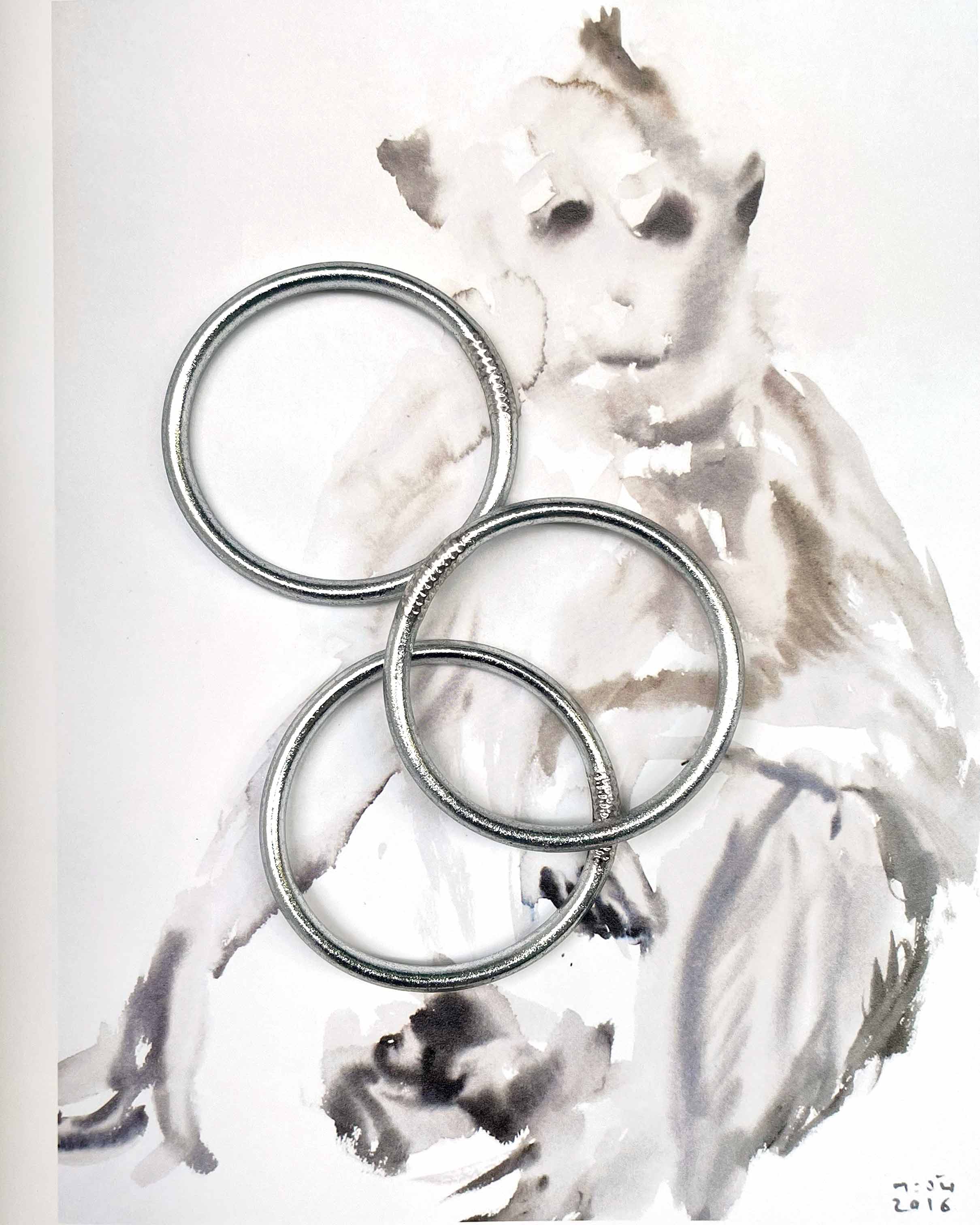 Pulseras budistas Kumlai en plata clásica, estilo grueso, sobre una ilustración.