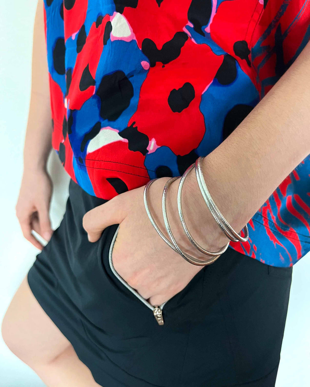 Pulseras budistas Kumlai en plata clásica, estilo fino, usadas con un top colorido. (1)