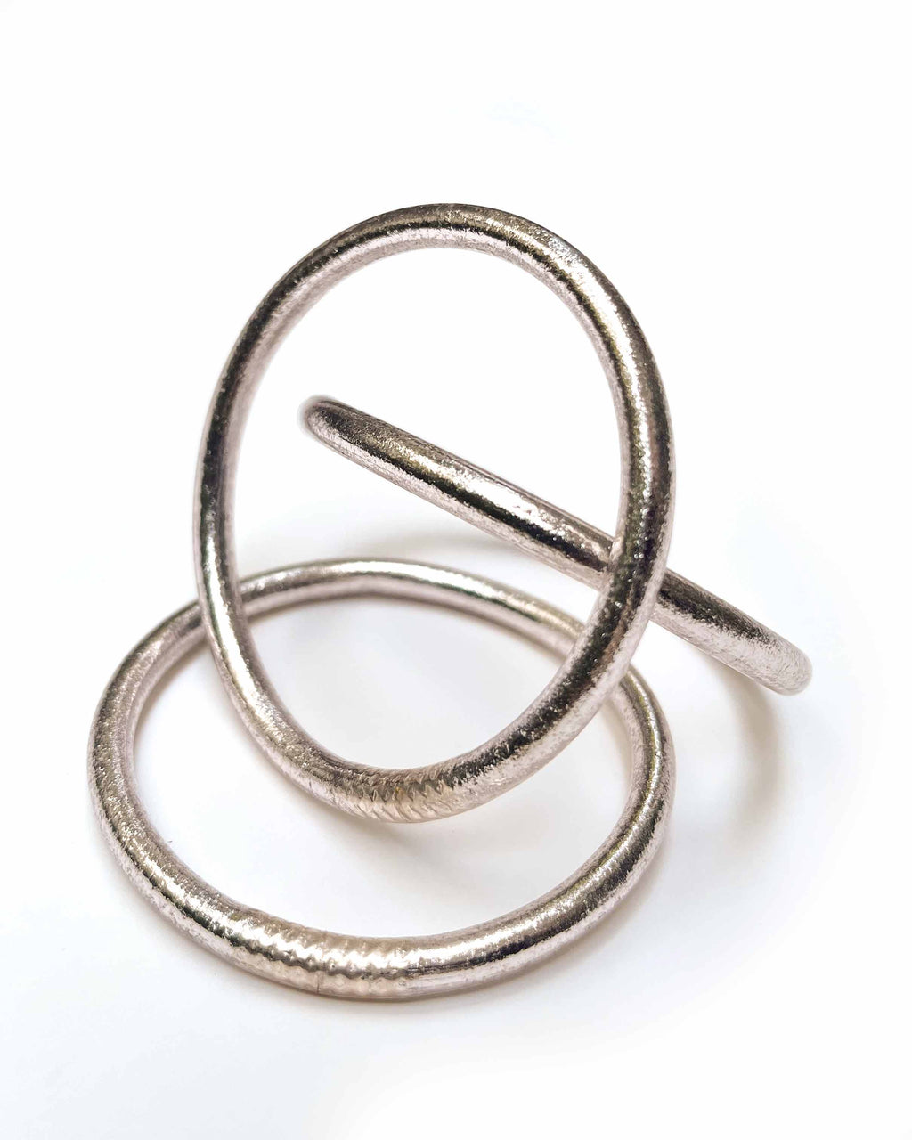 Pulseras budistas Kumlai en plata rosa, estilo grueso, sobre fondo blanco.