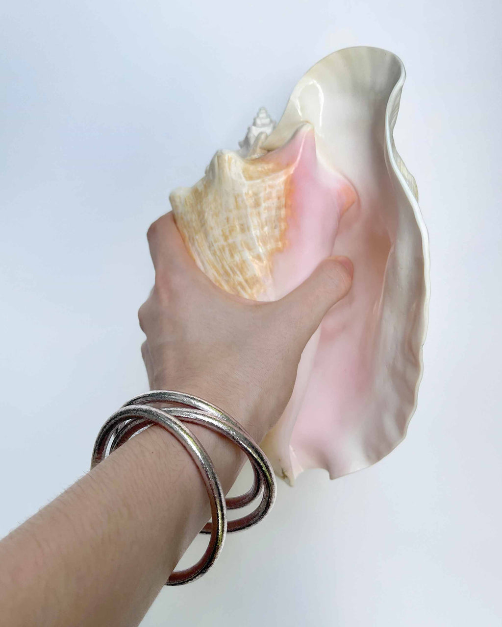 Pulseras budistas Kumlai en plata rosa, estilo grueso, con un gran caracol rosado.
