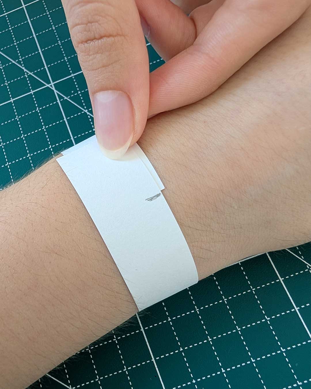 Wrist circumference measurement: step 3.