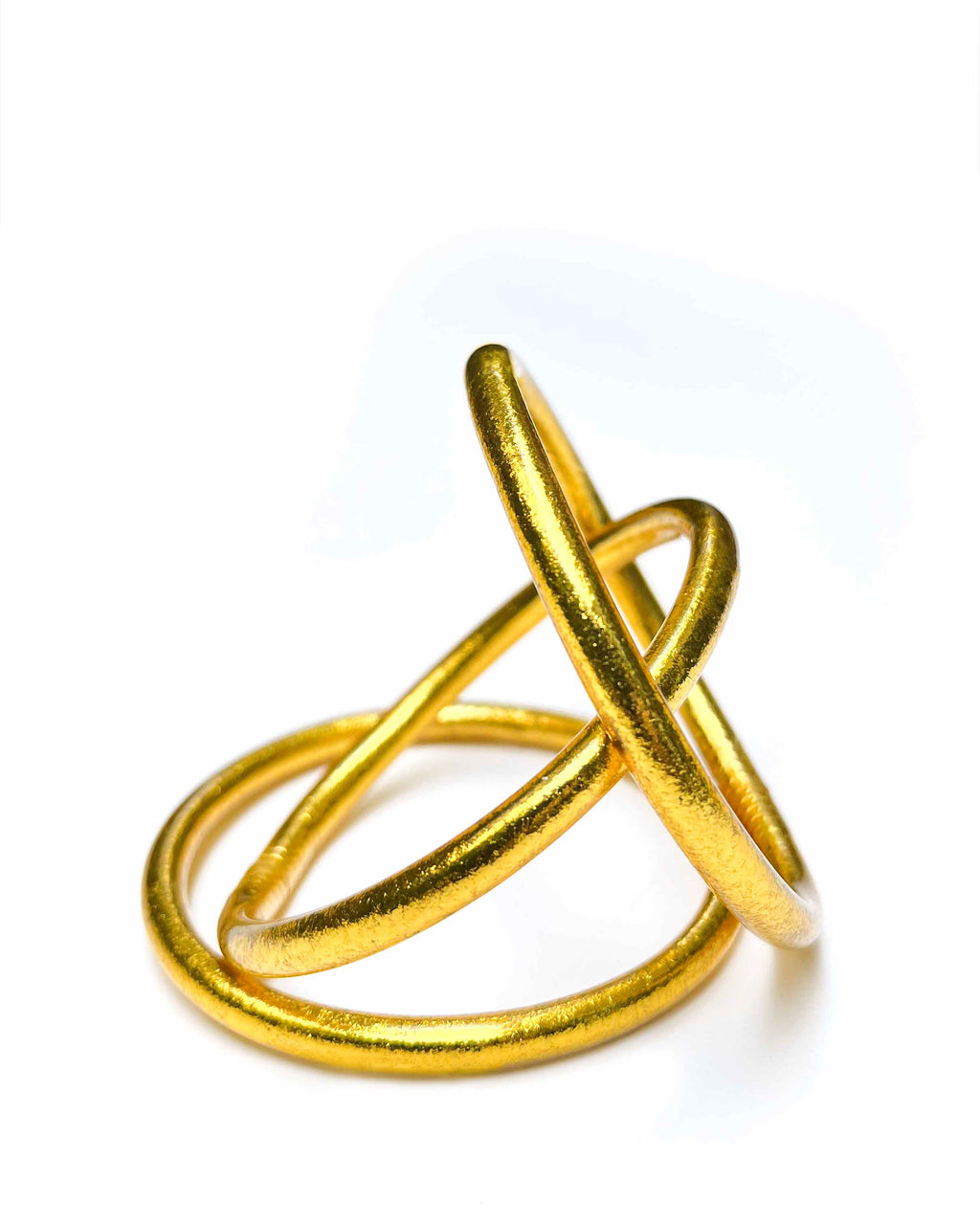 Pulseras budistas Kumlai en oro rico, estilo grueso, sobre fondo blanco.
