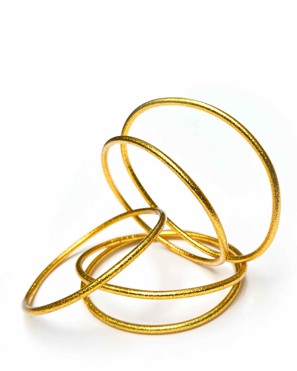 Pulseras budistas Kumlai en oro rico, estilo fino, sobre fondo blanco.