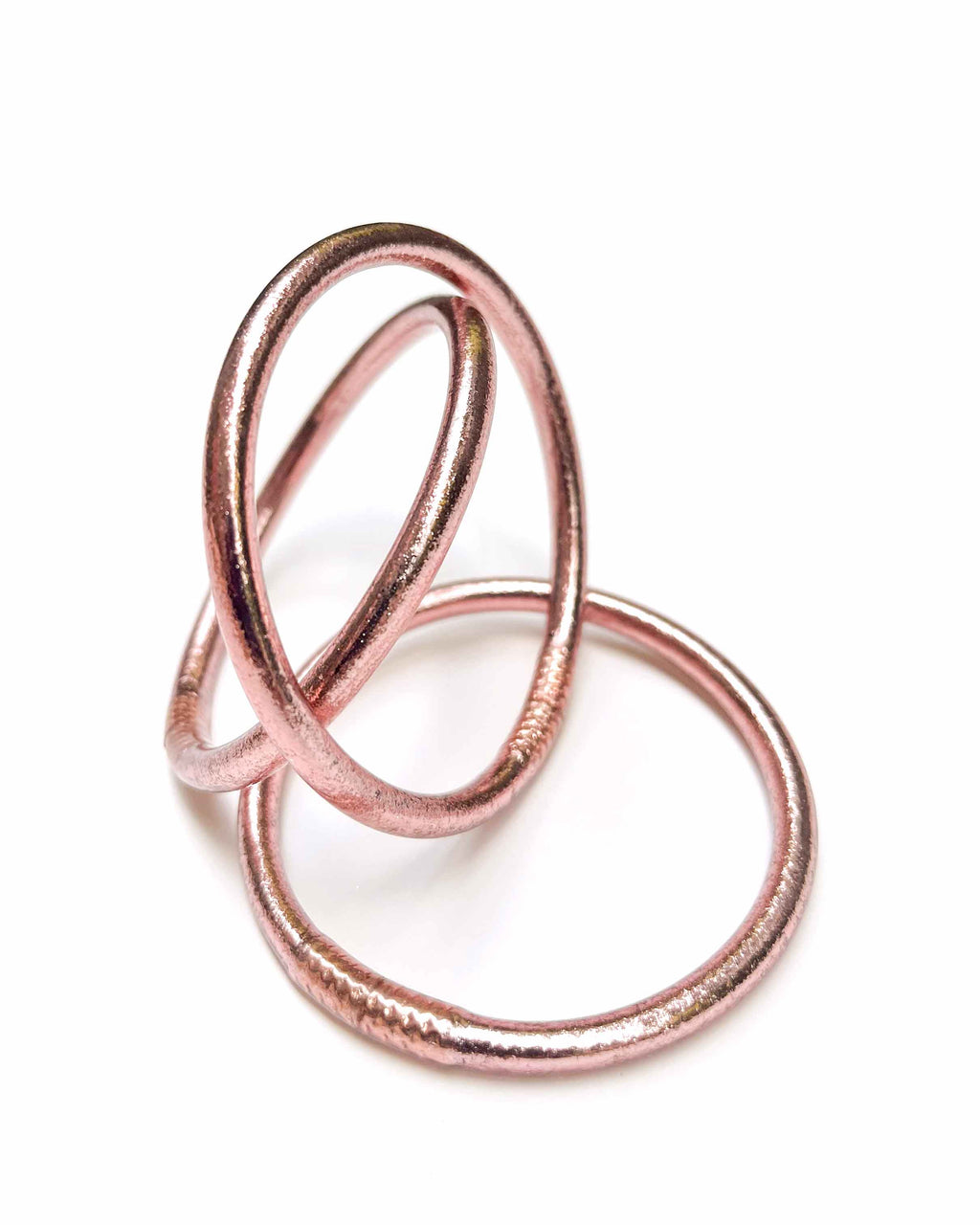 Pulseras budistas Kumlai en oro rosa, estilo grueso, sobre fondo blanco.