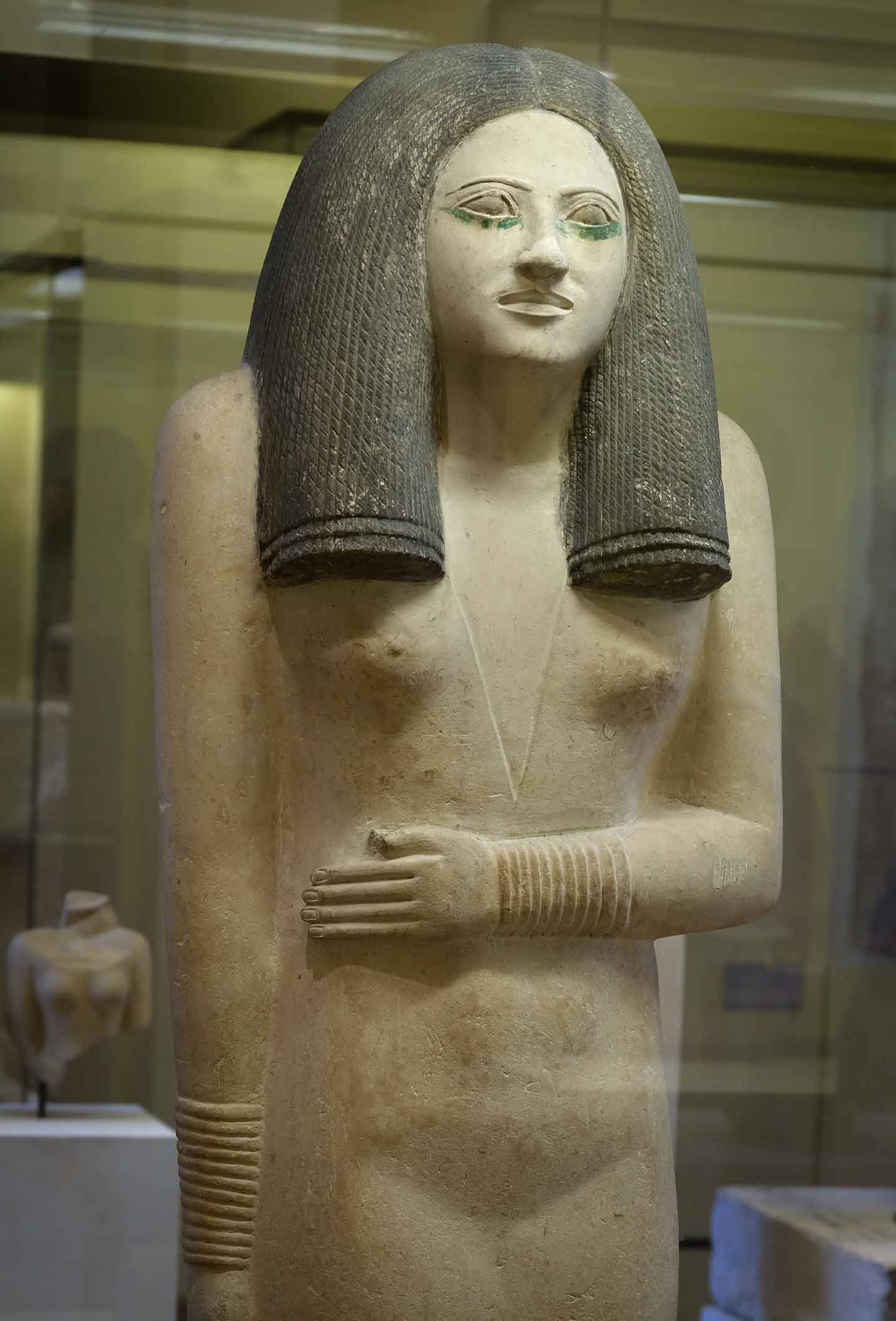 A sculpure of Lady Nesa wearing stacked bangles, 3rd dynasty, circa 2700 BCE.